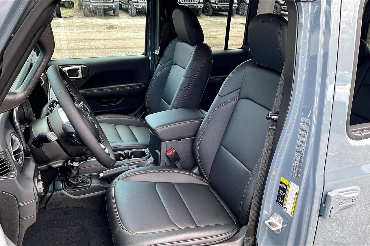 2026 Jeep Wrangler SAHARA | Leather | 18" Alloys | Hardtop | Steps Photo