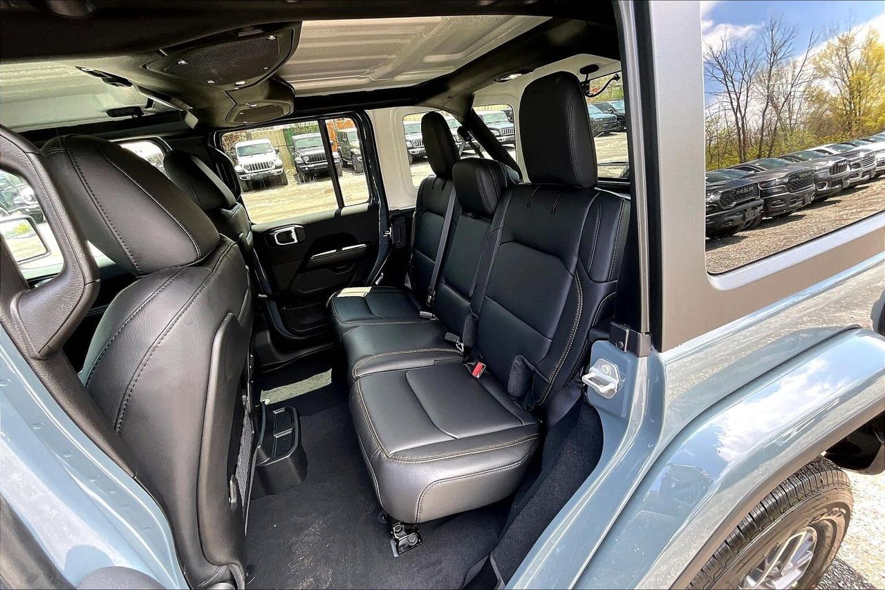 2026 Jeep Wrangler SAHARA | Leather | 18" Alloys | Hardtop | Steps Photo