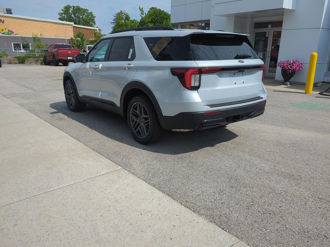 2026 Ford Explorer ST-Line 4WD Photo3