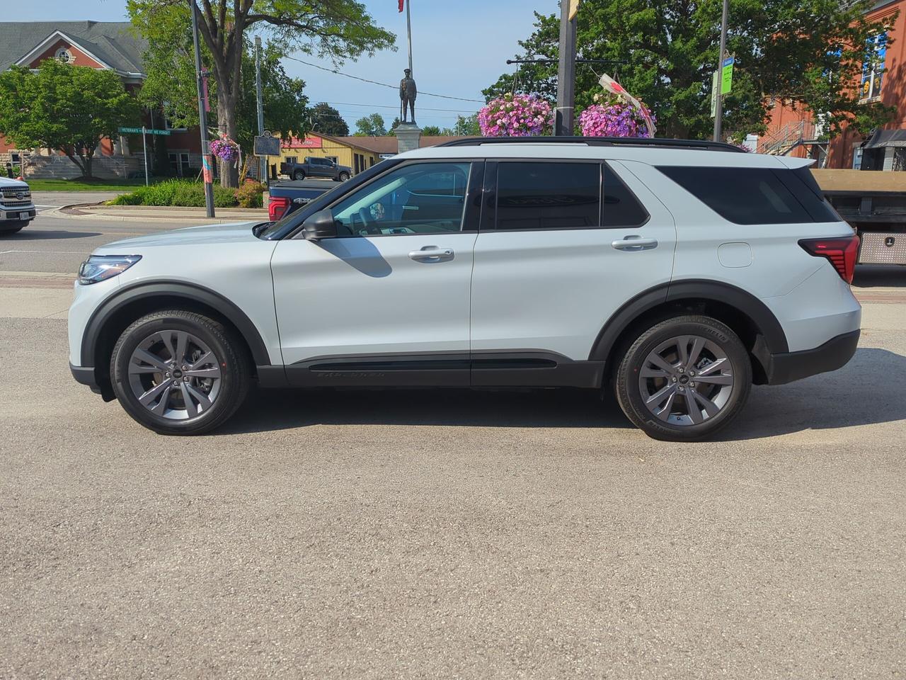 2026 Ford Explorer Active 4WD Photo2