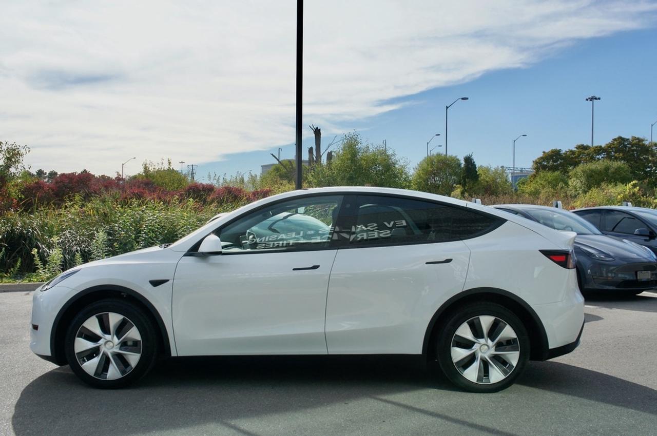 2022 Tesla Model Y Long Range AWD   7 SEATS! Safety Included! Photo