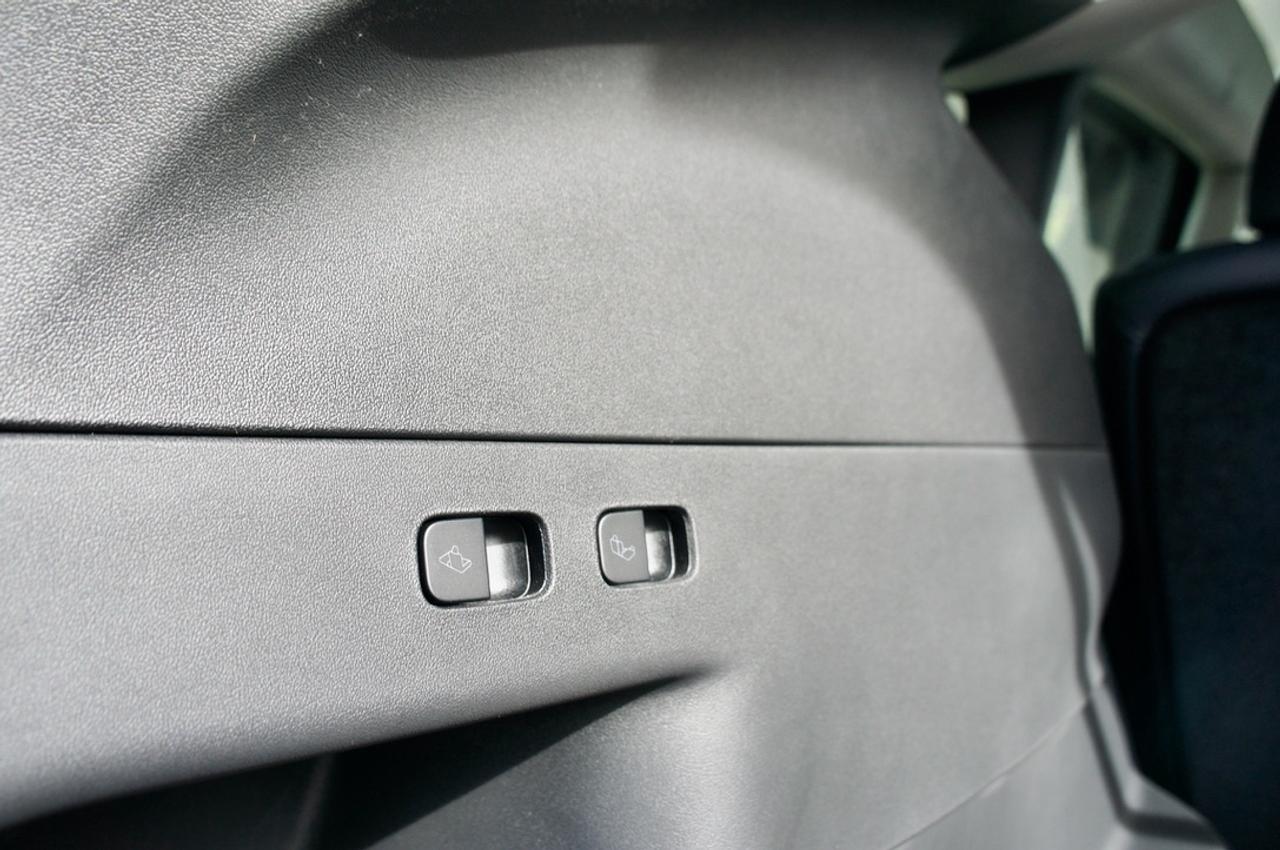 2022 Tesla Model Y Long Range AWD   7 SEATS! Safety Included! Photo