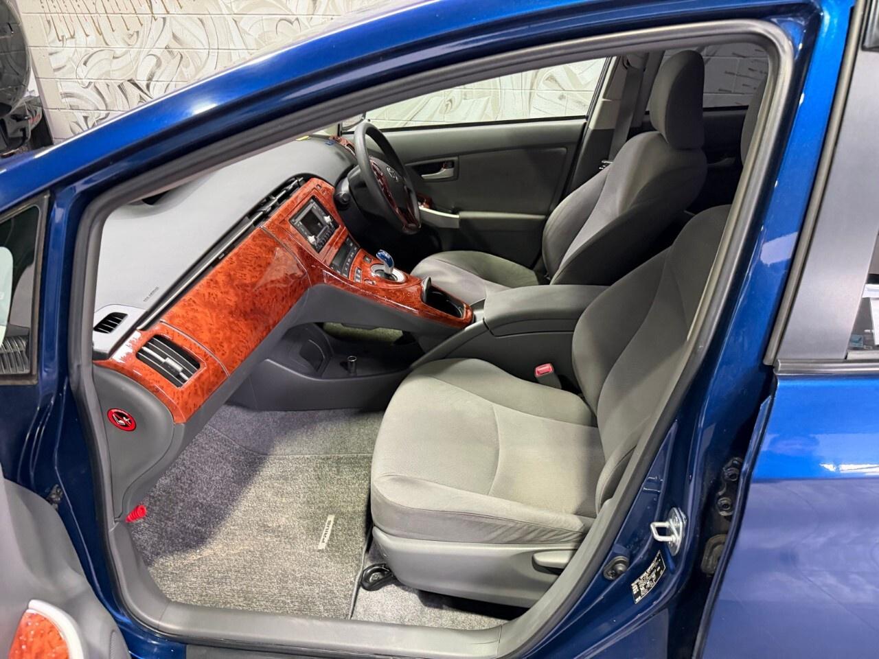 2010 Toyota Prius Plug-In Hybrid XSE ? 2010 Toyota Prius hybrid right hand drive Photo