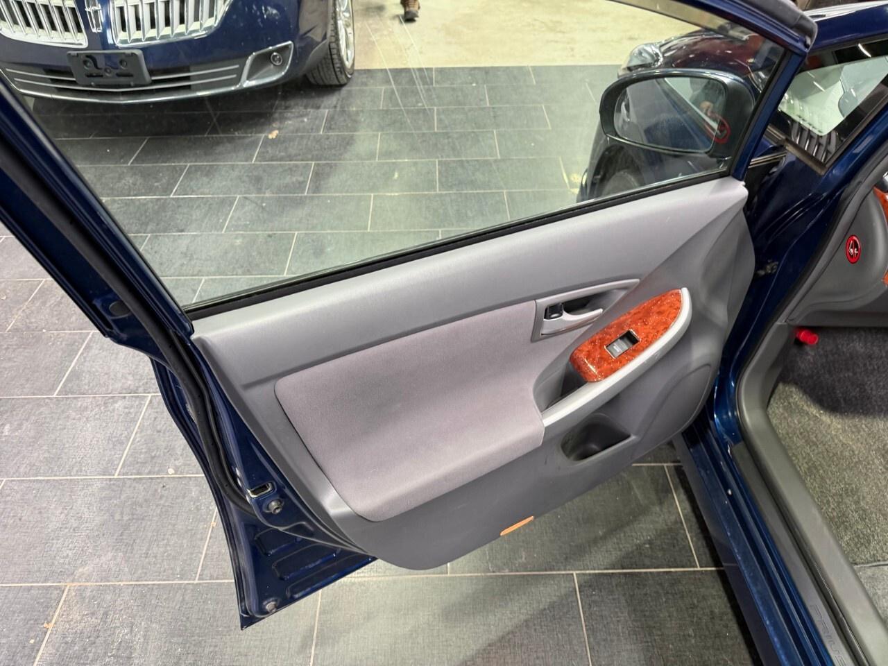 2010 Toyota Prius Plug-In Hybrid XSE ? 2010 Toyota Prius hybrid right hand drive Photo