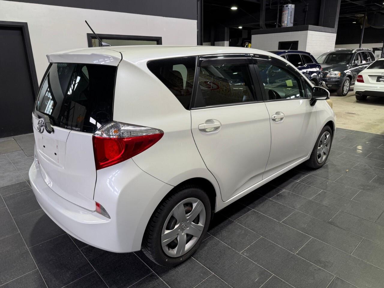 2010 Toyota Ractis 2010 Toyota rack 1.5 L four-cylinder right Pan dri Photo