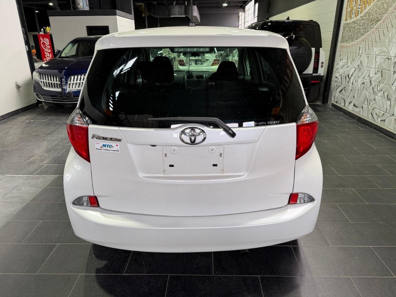 2010 Toyota Ractis 2010 Toyota rack 1.5 L four-cylinder right Pan dri Photo