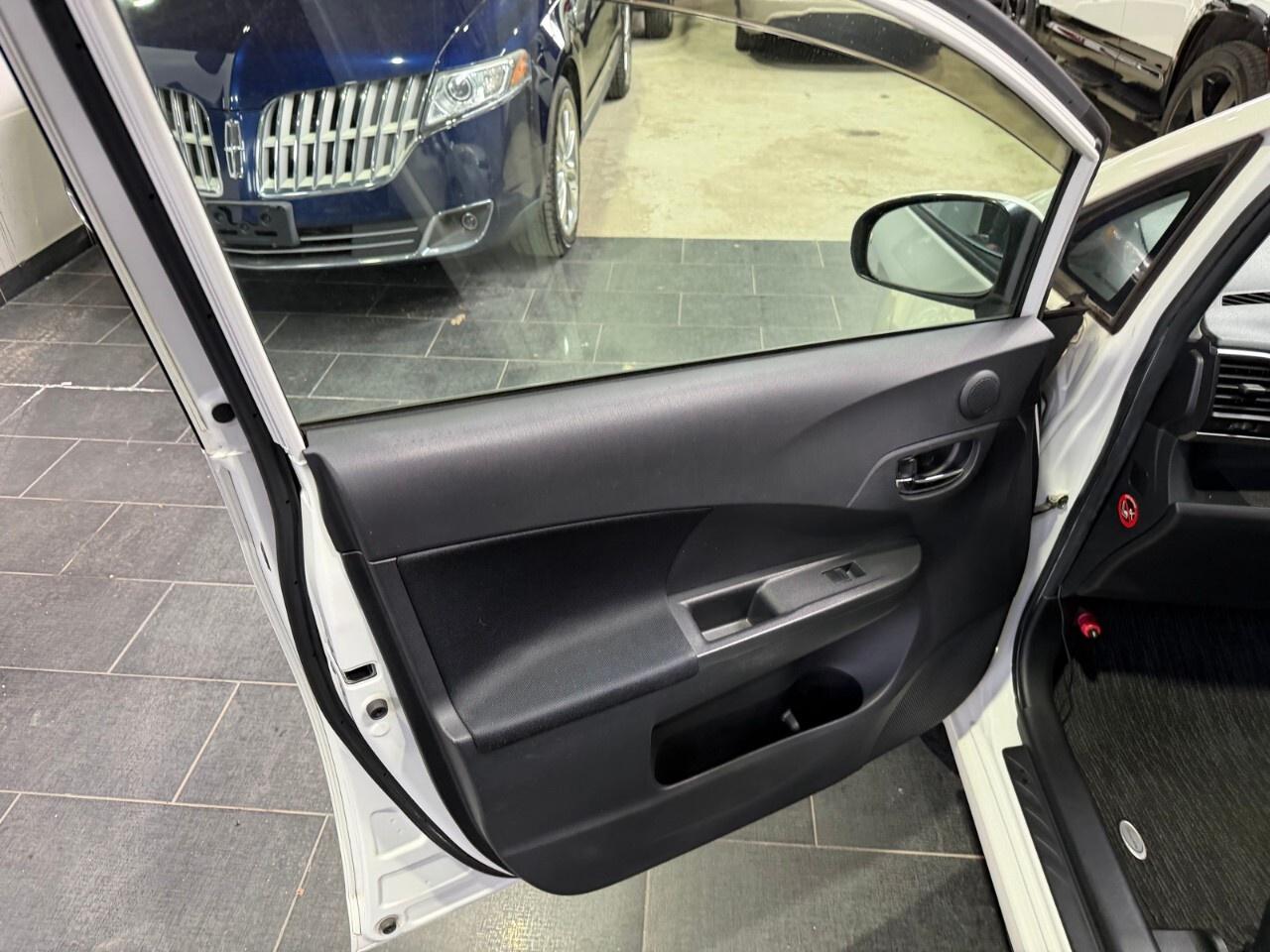 2010 Toyota Ractis 2010 Toyota rack 1.5 L four-cylinder right Pan dri Photo