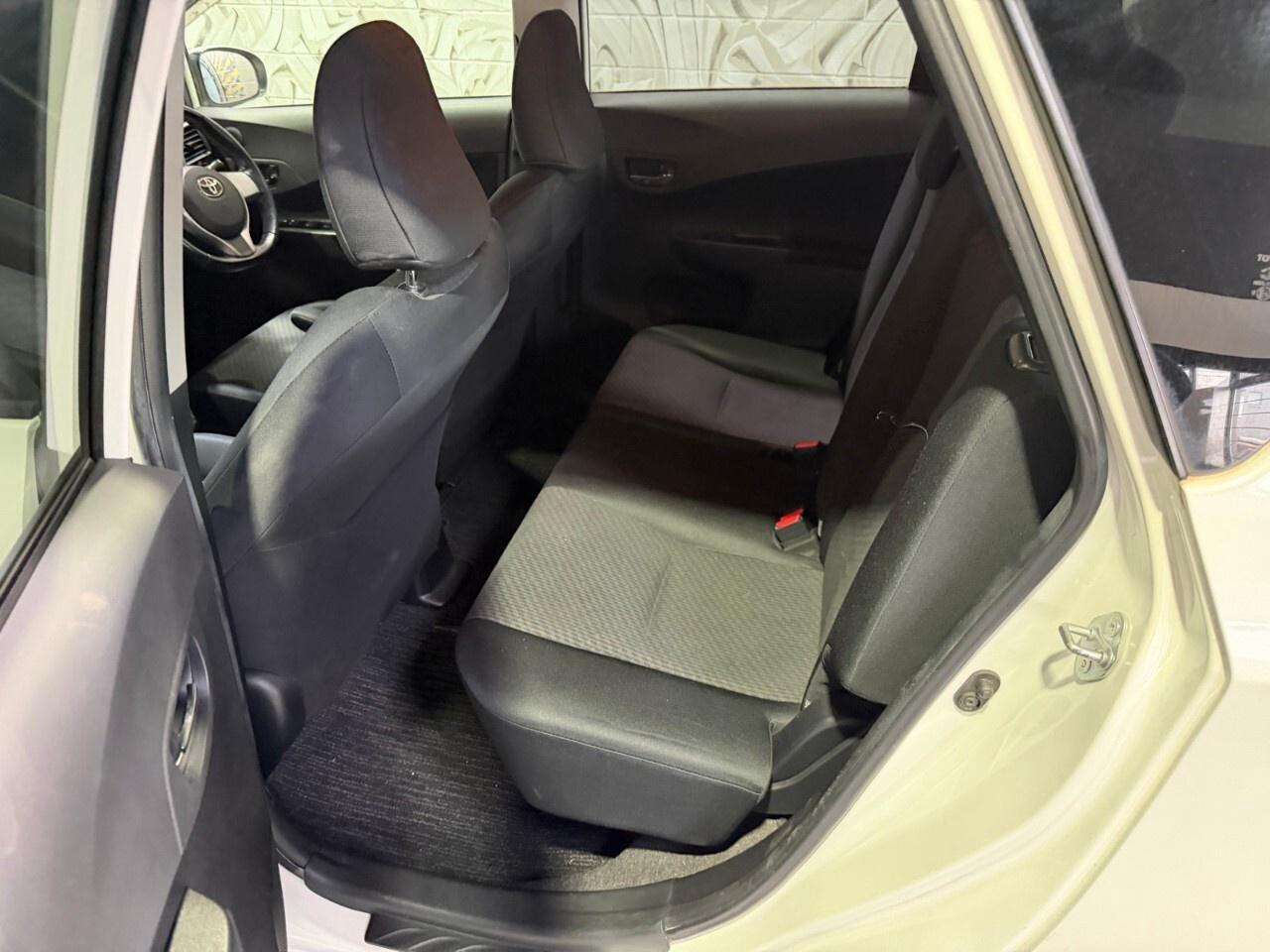 2010 Toyota Ractis 2010 Toyota rack 1.5 L four-cylinder right Pan dri Photo