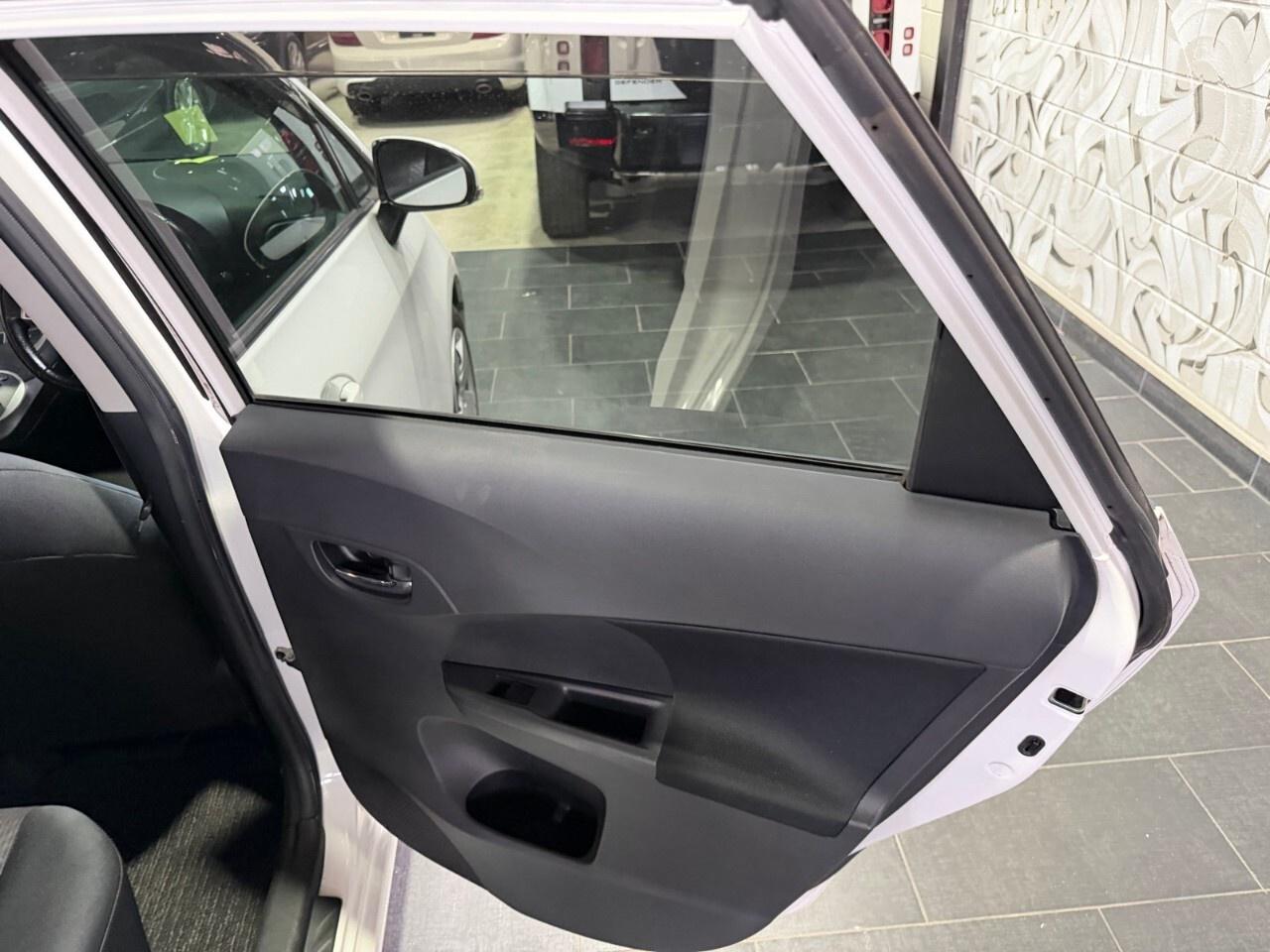 2010 Toyota Ractis 2010 Toyota rack 1.5 L four-cylinder right Pan dri Photo