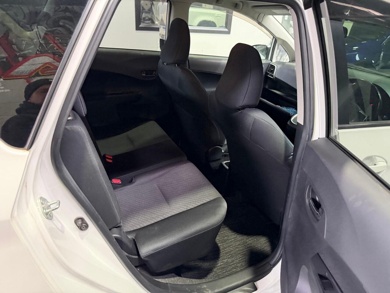 2010 Toyota Ractis 2010 Toyota rack 1.5 L four-cylinder right Pan dri Photo