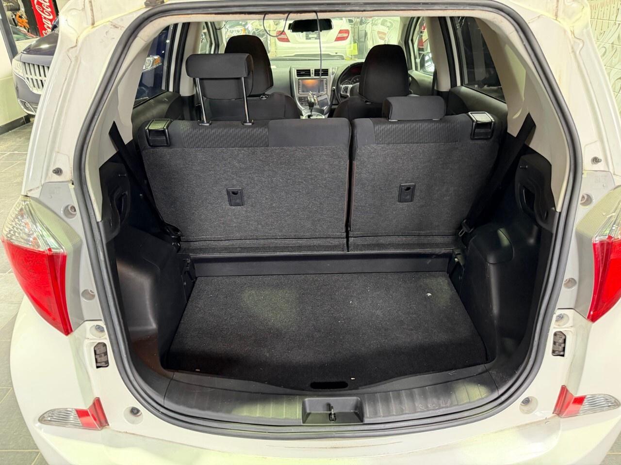 2010 Toyota Ractis 2010 Toyota rack 1.5 L four-cylinder right Pan dri Photo
