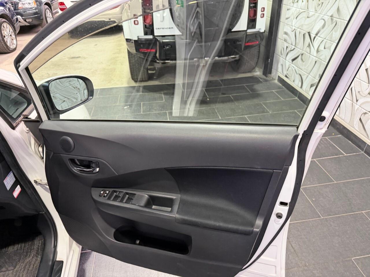 2010 Toyota Ractis 2010 Toyota rack 1.5 L four-cylinder right Pan dri Photo