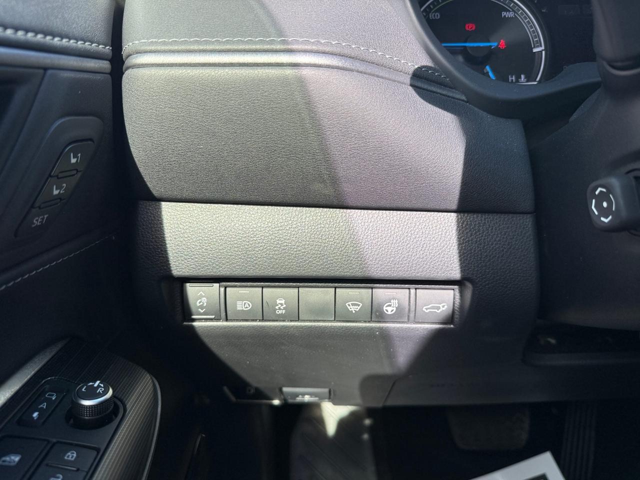 2021 Toyota Venza XLE AWD, ONE OWNER, SUNROOF, PUSH BUTTON START Photo