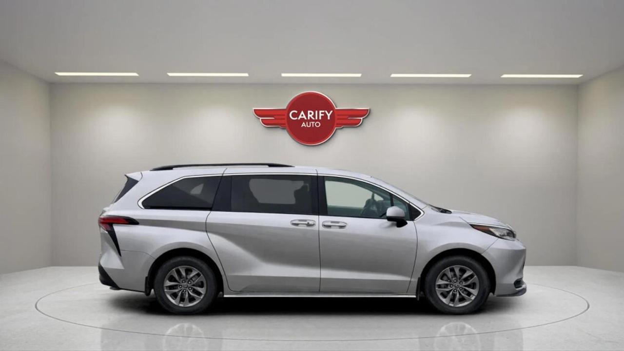 2022 Toyota Sienna LE Hybrid Photo