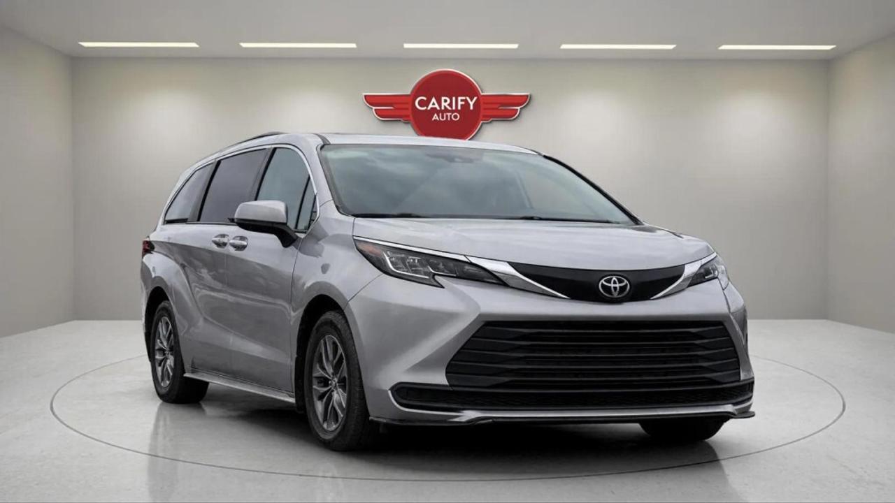 2022 Toyota Sienna LE Hybrid Photo