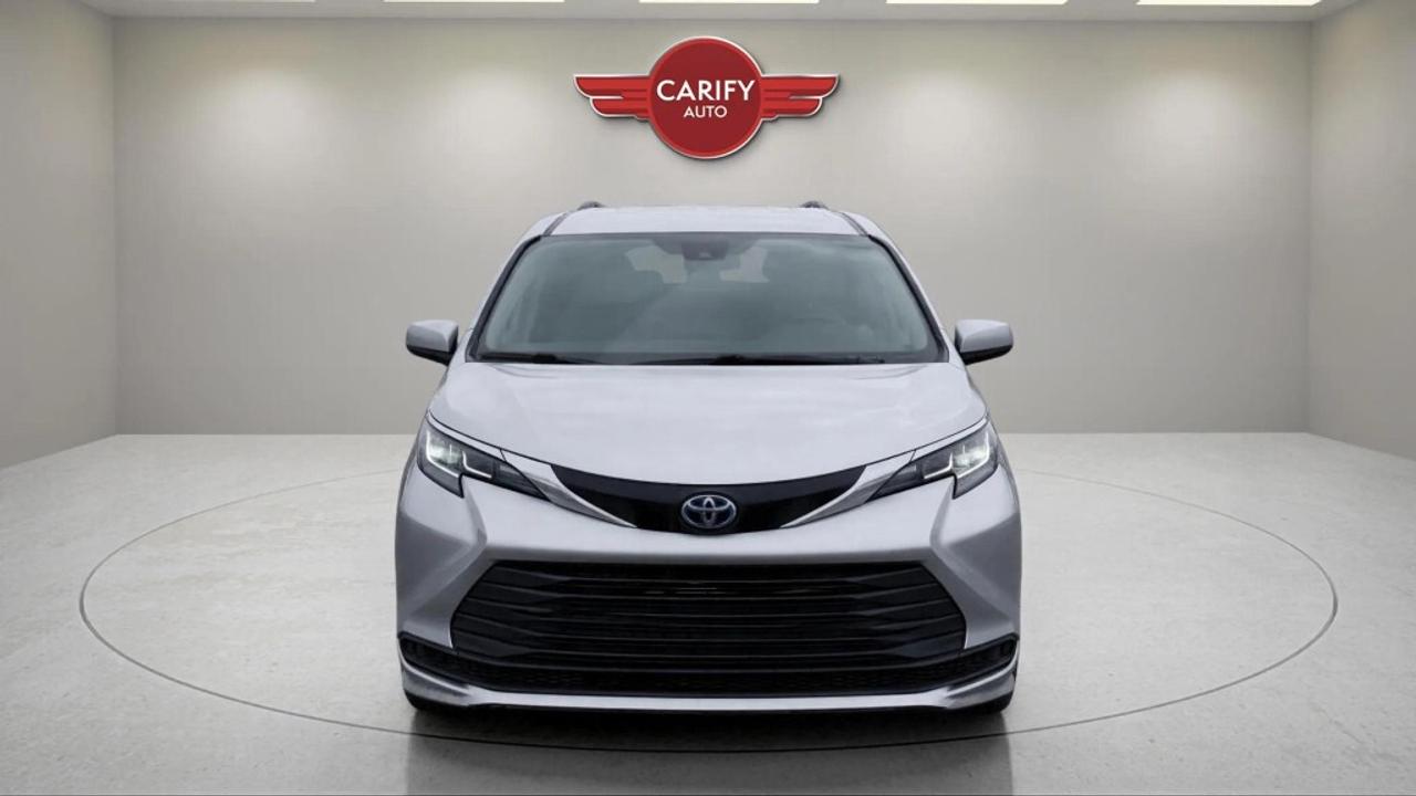 2022 Toyota Sienna LE Hybrid Photo