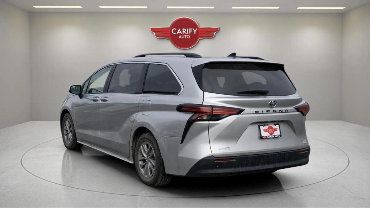 2022 Toyota Sienna LE Hybrid Photo