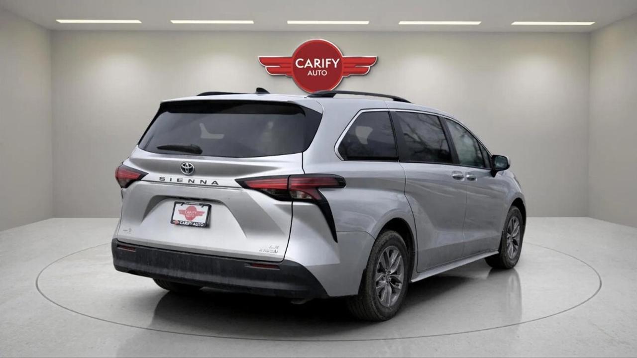 2022 Toyota Sienna LE Hybrid Photo