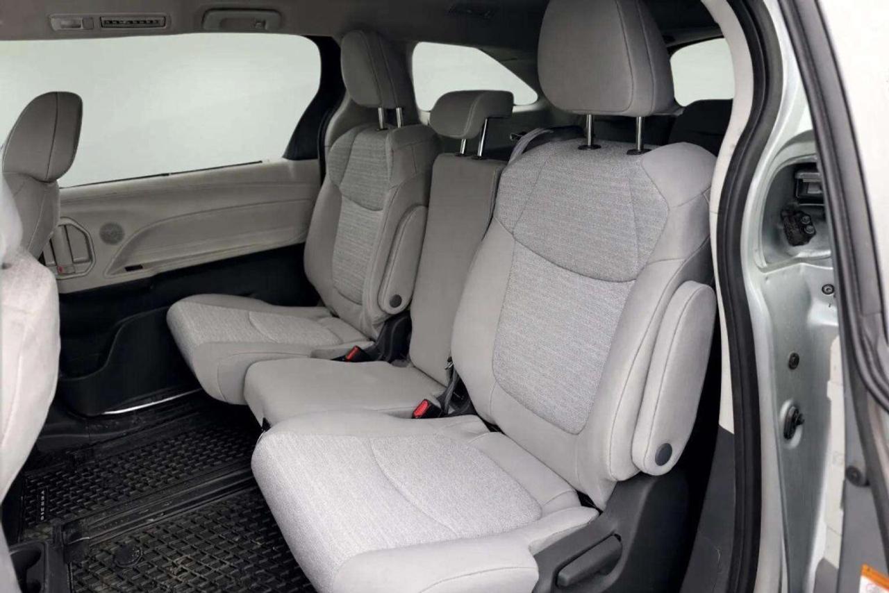 2022 Toyota Sienna LE Hybrid Photo