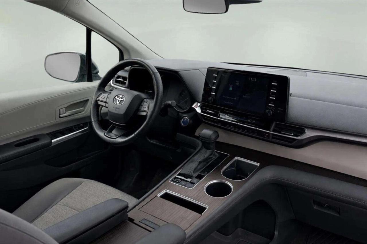 2022 Toyota Sienna LE Hybrid Photo