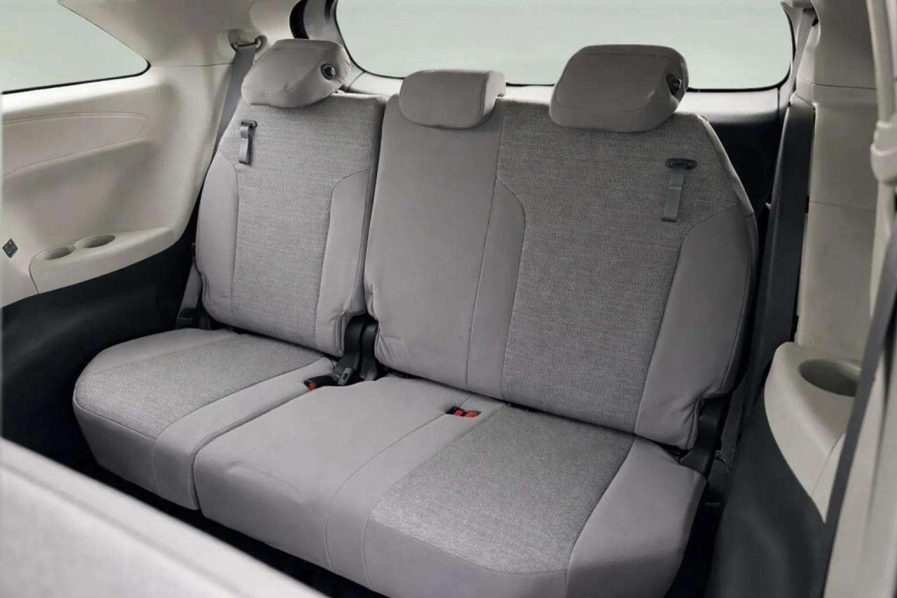 2022 Toyota Sienna LE Hybrid Photo