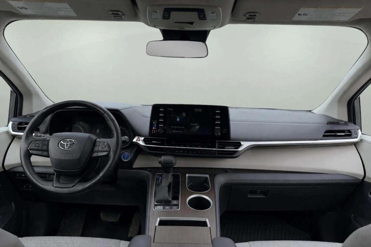 2022 Toyota Sienna LE Hybrid Photo