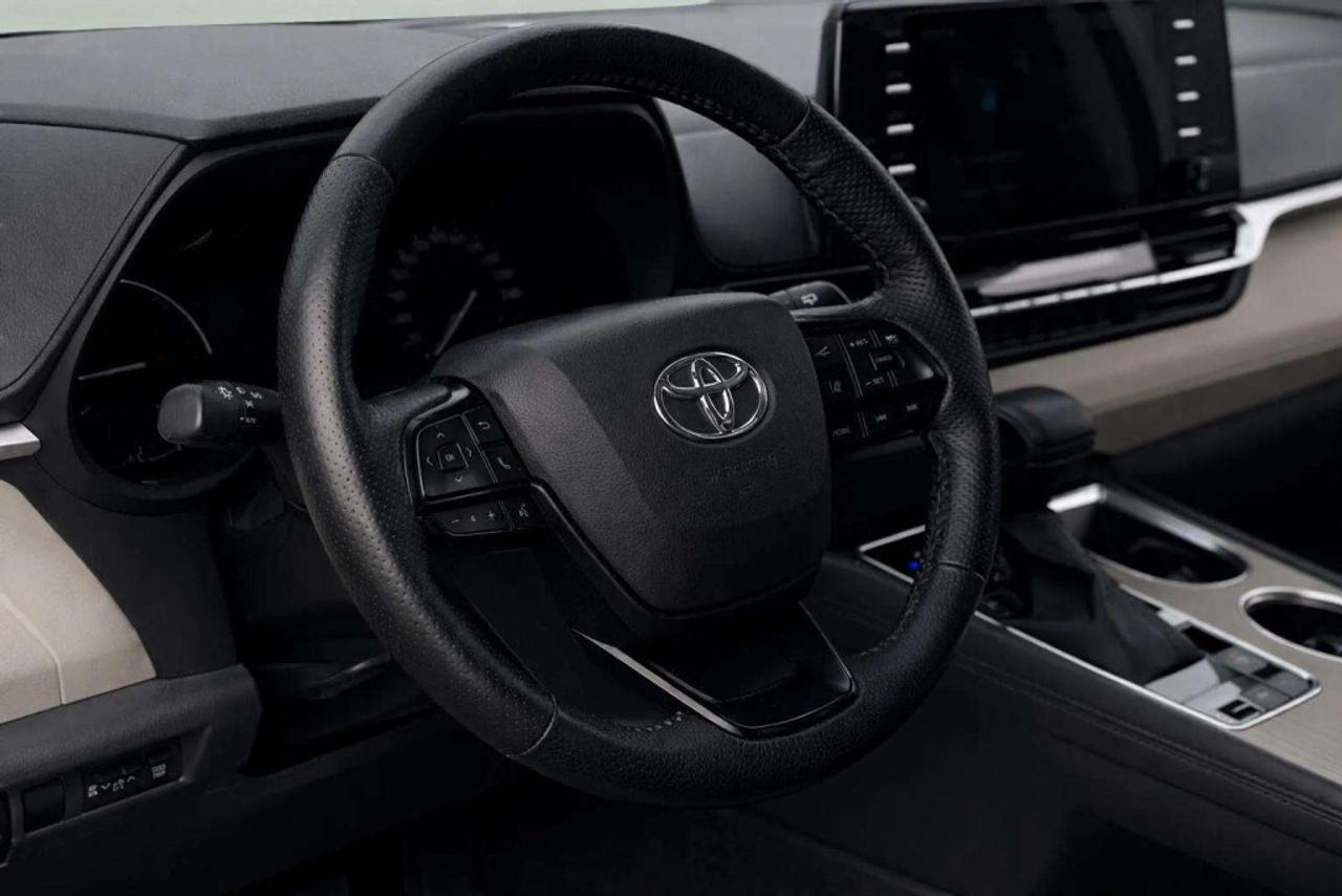 2022 Toyota Sienna LE Hybrid Photo