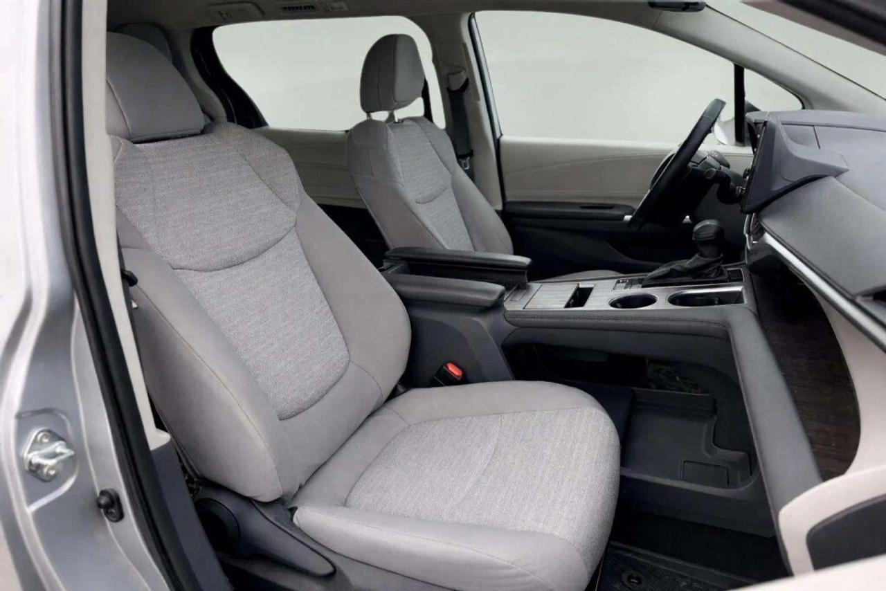 2022 Toyota Sienna LE Hybrid Photo