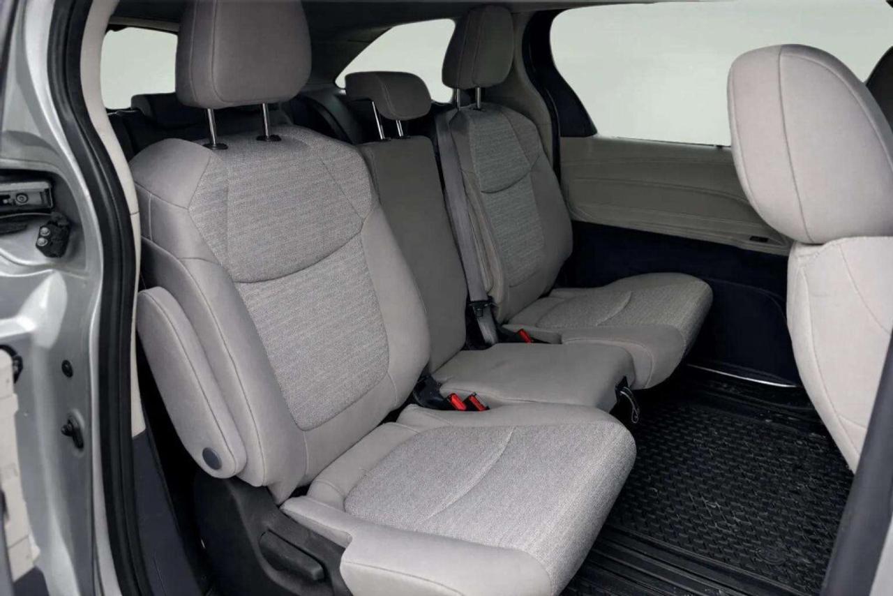 2022 Toyota Sienna LE Hybrid Photo