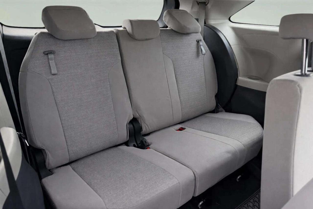 2022 Toyota Sienna LE Hybrid Photo