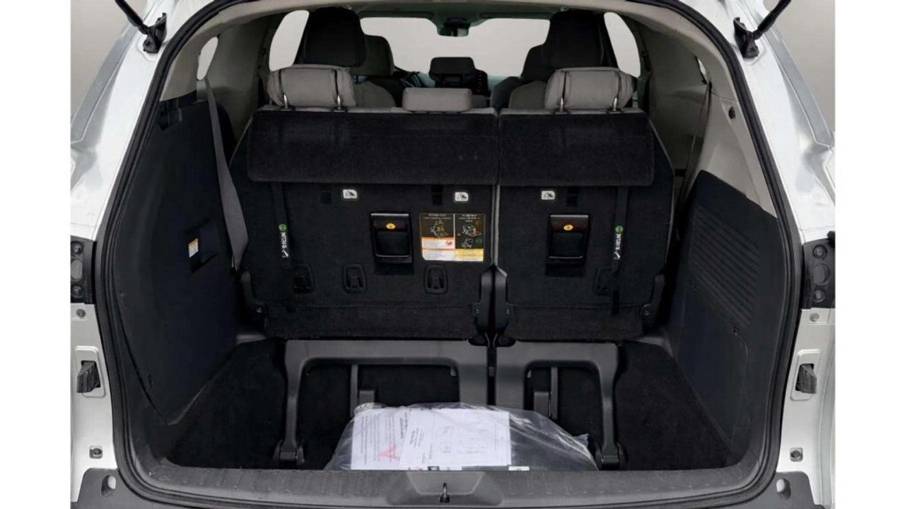 2022 Toyota Sienna LE Hybrid Photo