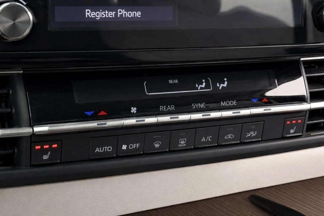 2022 Toyota Sienna LE Hybrid Photo