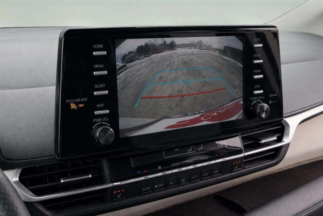 2022 Toyota Sienna LE Hybrid Photo