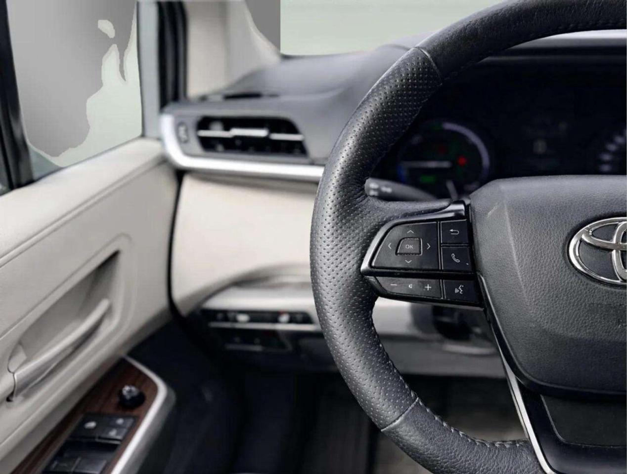 2022 Toyota Sienna LE Hybrid Photo