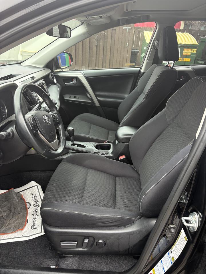 2016 Toyota RAV4 AWD 4dr XLE Photo