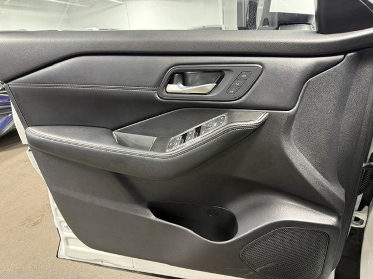 2024 Nissan Rogue SL, PRO-PILOT, LEATHER, GOOGLE MAPS, REMOTE START Photo