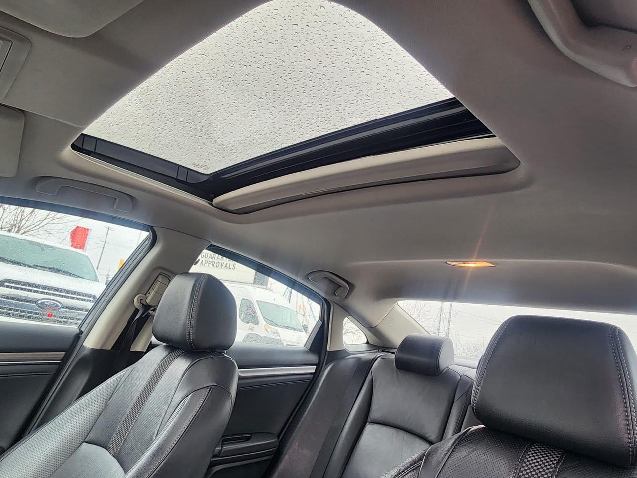 2019 Honda Civic Touring (CVT) 4dr Sedan Photo