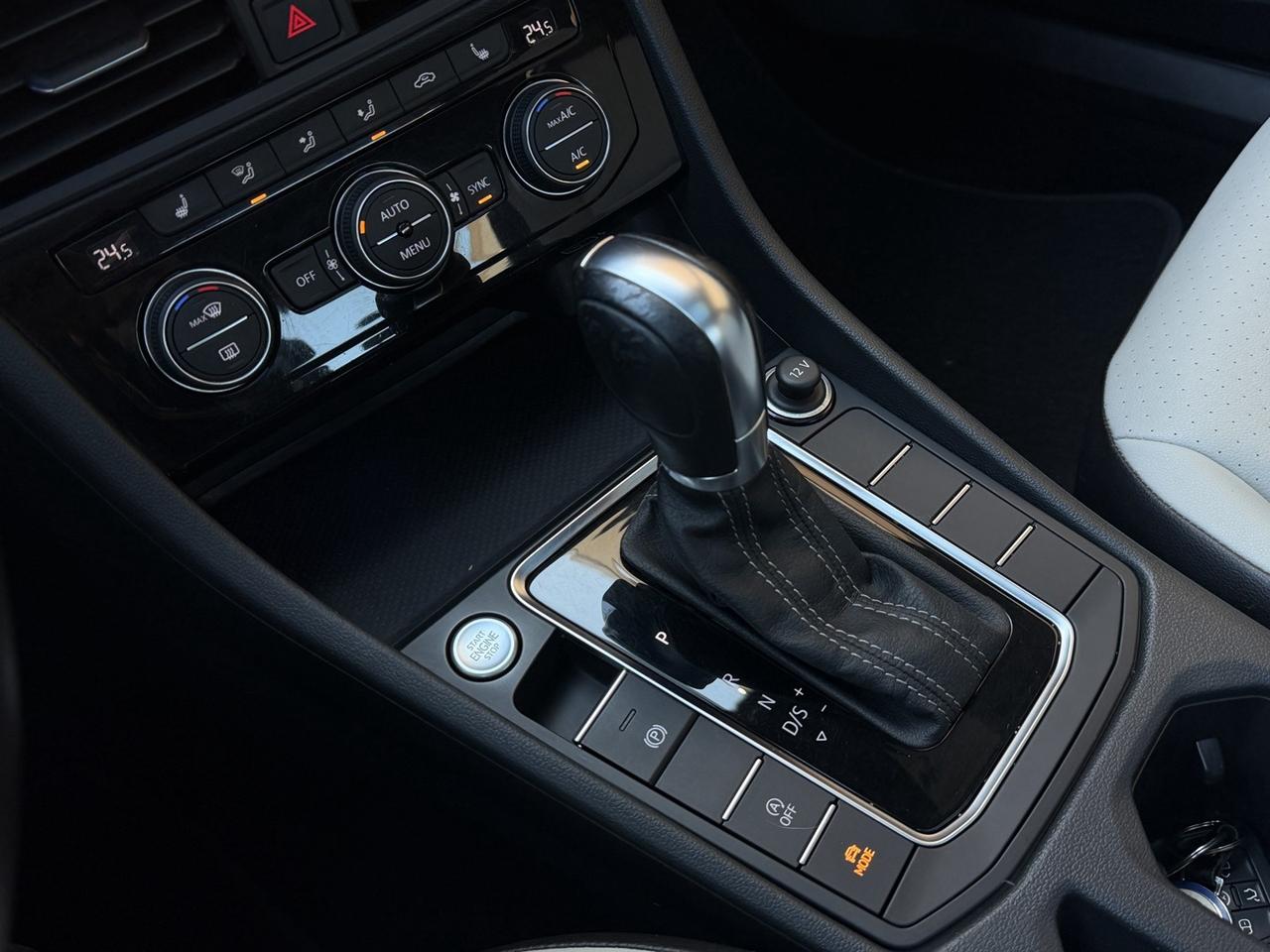 2019 Volkswagen Jetta Highline R LINE   Leather   Sunroof   HTD Seats Photo