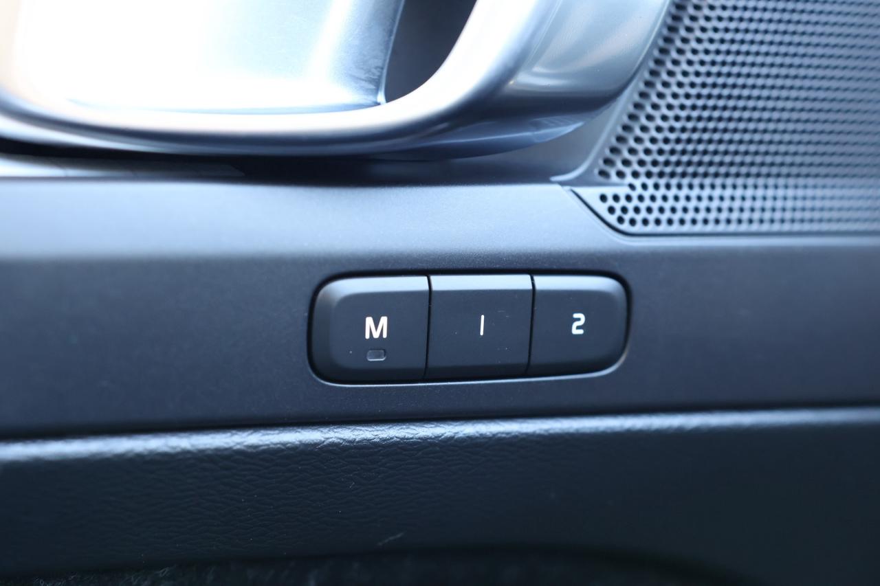 2019 Volvo XC40 T5-AWD-MOMENTUM/ADAPT CRUISE/NAV/360CAM/PANOROOF/B Photo