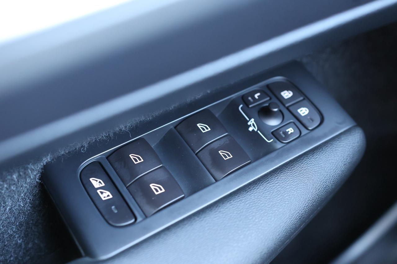 2019 Volvo XC40 T5-AWD-MOMENTUM/ADAPT CRUISE/NAV/360CAM/PANOROOF/B Photo