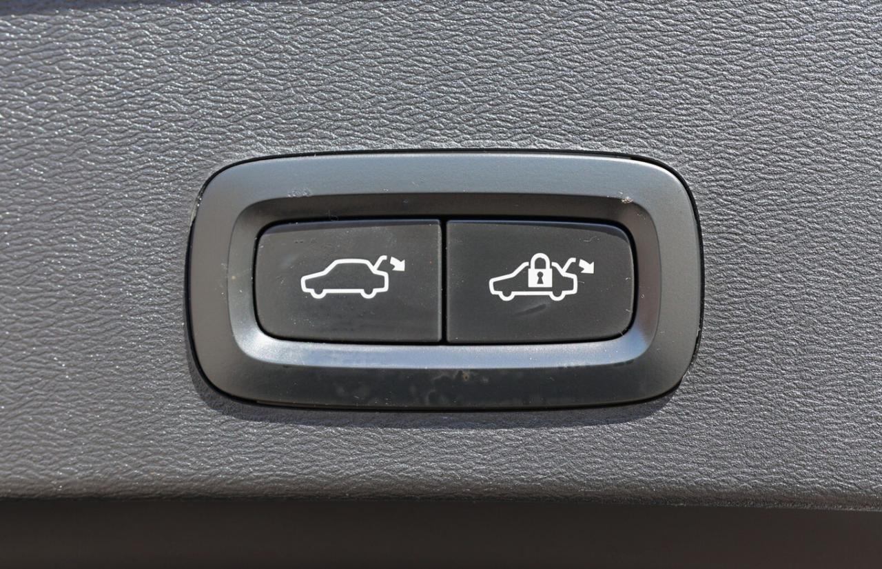 2019 Volvo XC40 T5-AWD-MOMENTUM/ADAPT CRUISE/NAV/360CAM/PANOROOF/B Photo