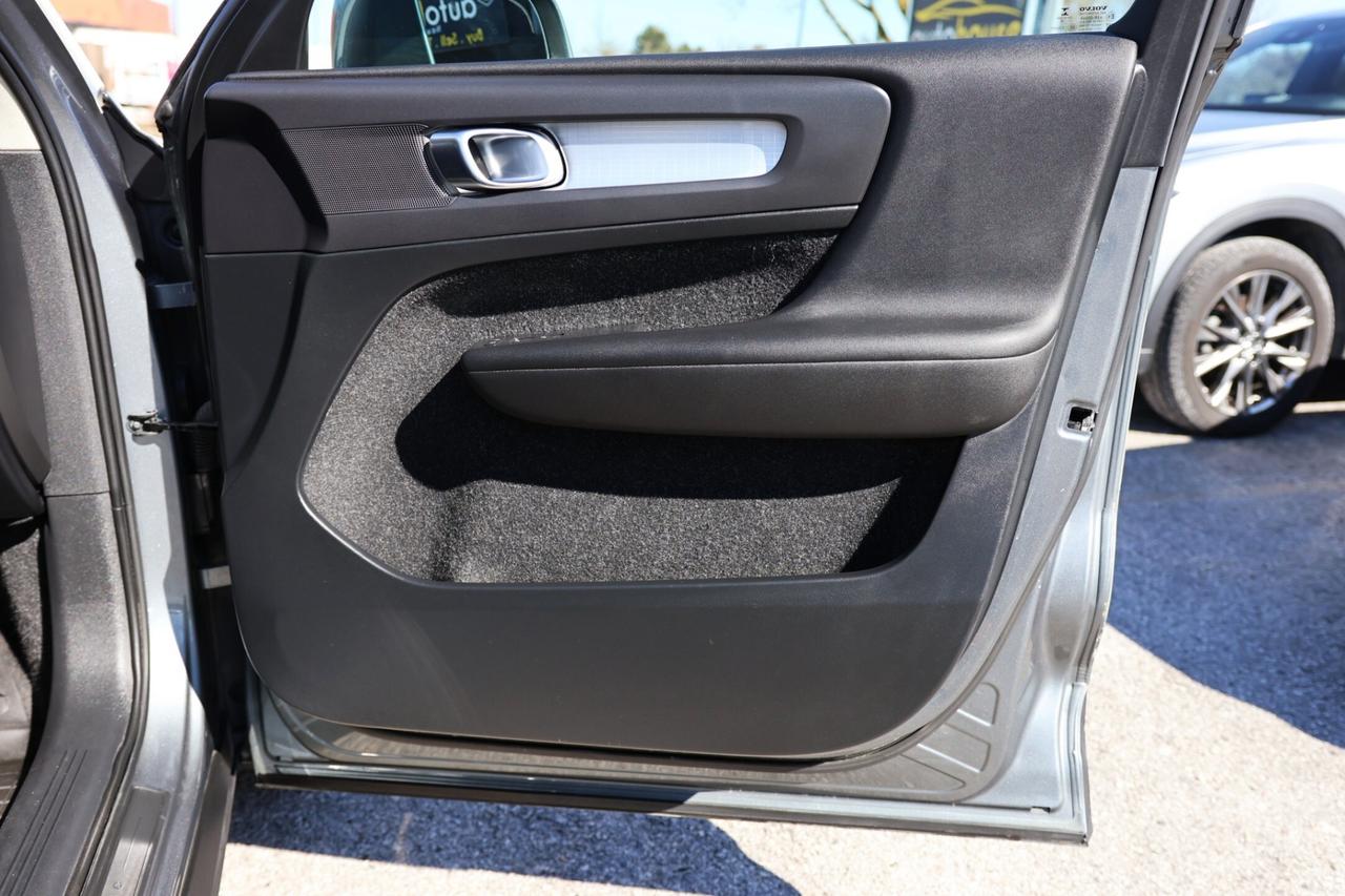 2019 Volvo XC40 T5-AWD-MOMENTUM/ADAPT CRUISE/NAV/360CAM/PANOROOF/B Photo