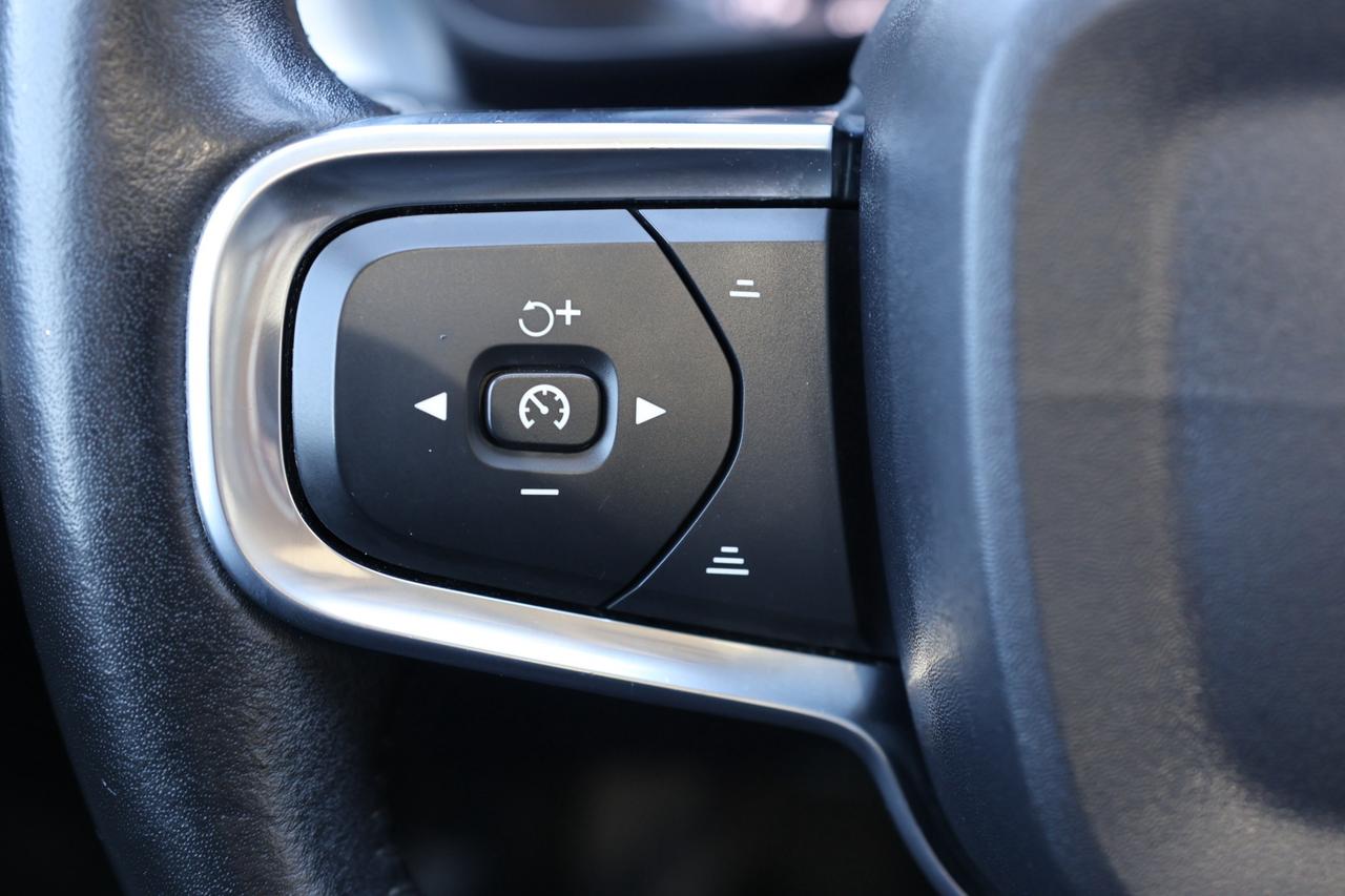 2019 Volvo XC40 T5-AWD-MOMENTUM/ADAPT CRUISE/NAV/360CAM/PANOROOF/B Photo