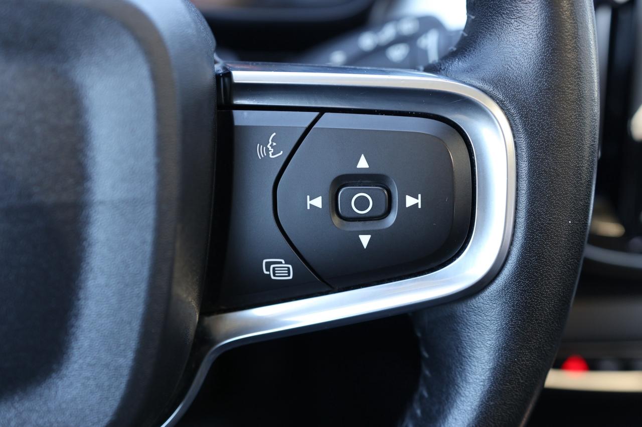 2019 Volvo XC40 T5-AWD-MOMENTUM/ADAPT CRUISE/NAV/360CAM/PANOROOF/B Photo