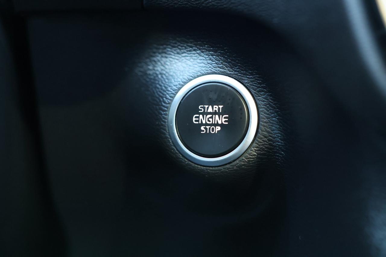 2019 Volvo XC40 T5-AWD-MOMENTUM/ADAPT CRUISE/NAV/360CAM/PANOROOF/B Photo