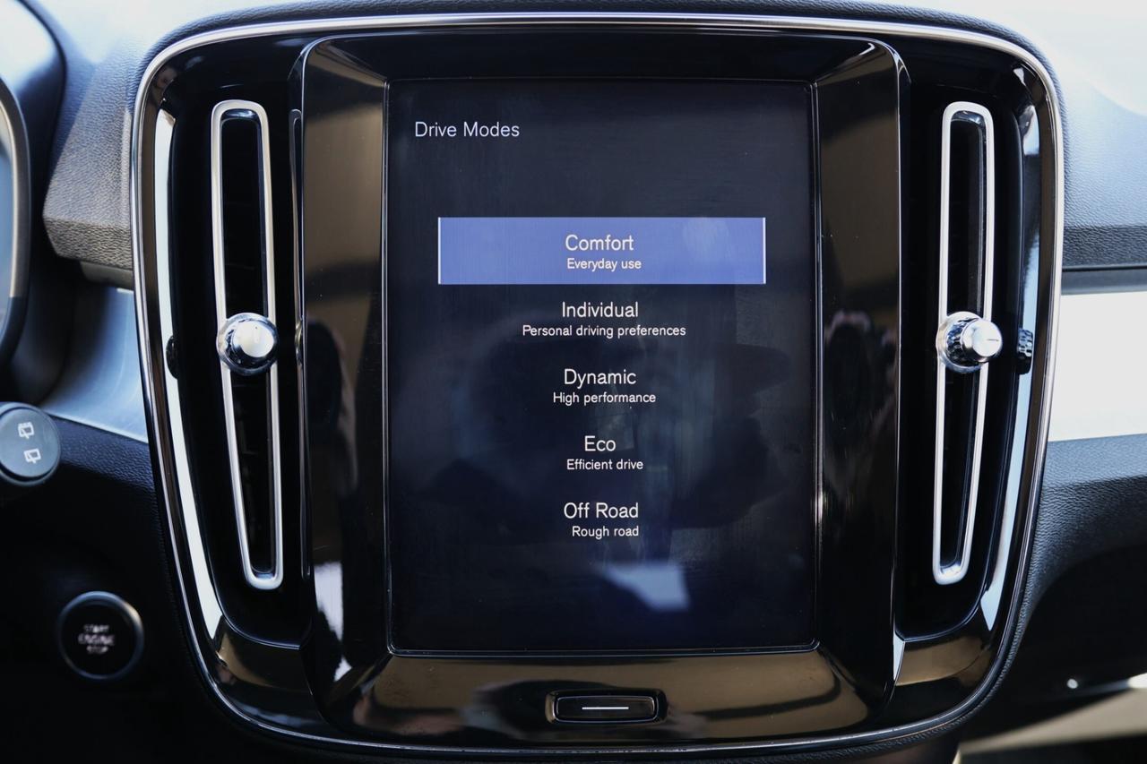 2019 Volvo XC40 T5-AWD-MOMENTUM/ADAPT CRUISE/NAV/360CAM/PANOROOF/B Photo