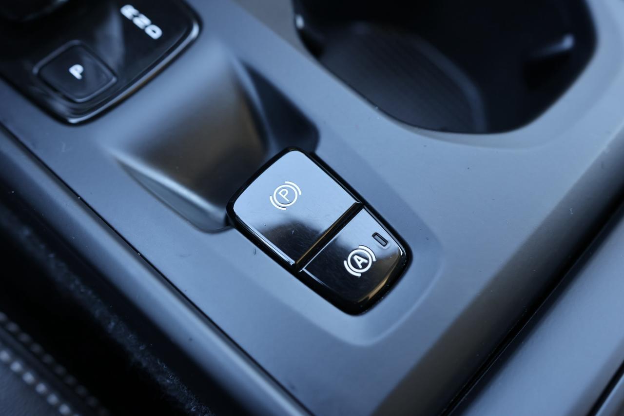 2019 Volvo XC40 T5-AWD-MOMENTUM/ADAPT CRUISE/NAV/360CAM/PANOROOF/B Photo