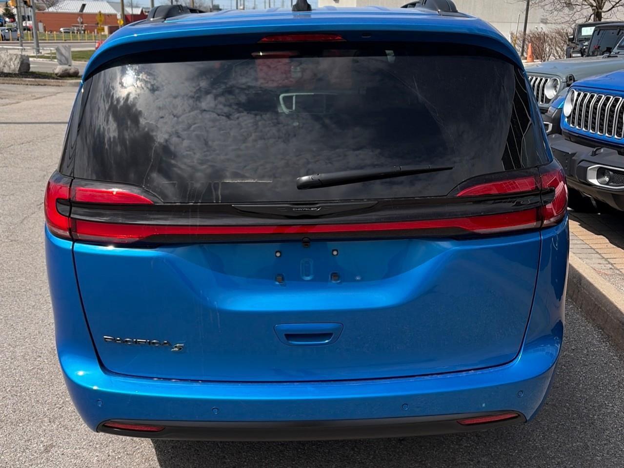 2026 Chrysler Pacifica Select Front-Wheel Drive Passenger Van Photo3