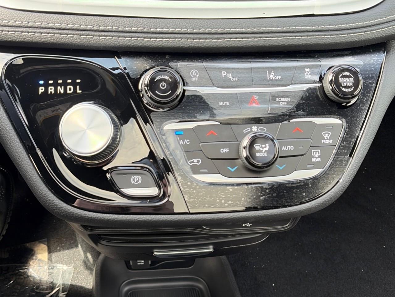 2026 Chrysler Pacifica Select Front-Wheel Drive Passenger Van Photo