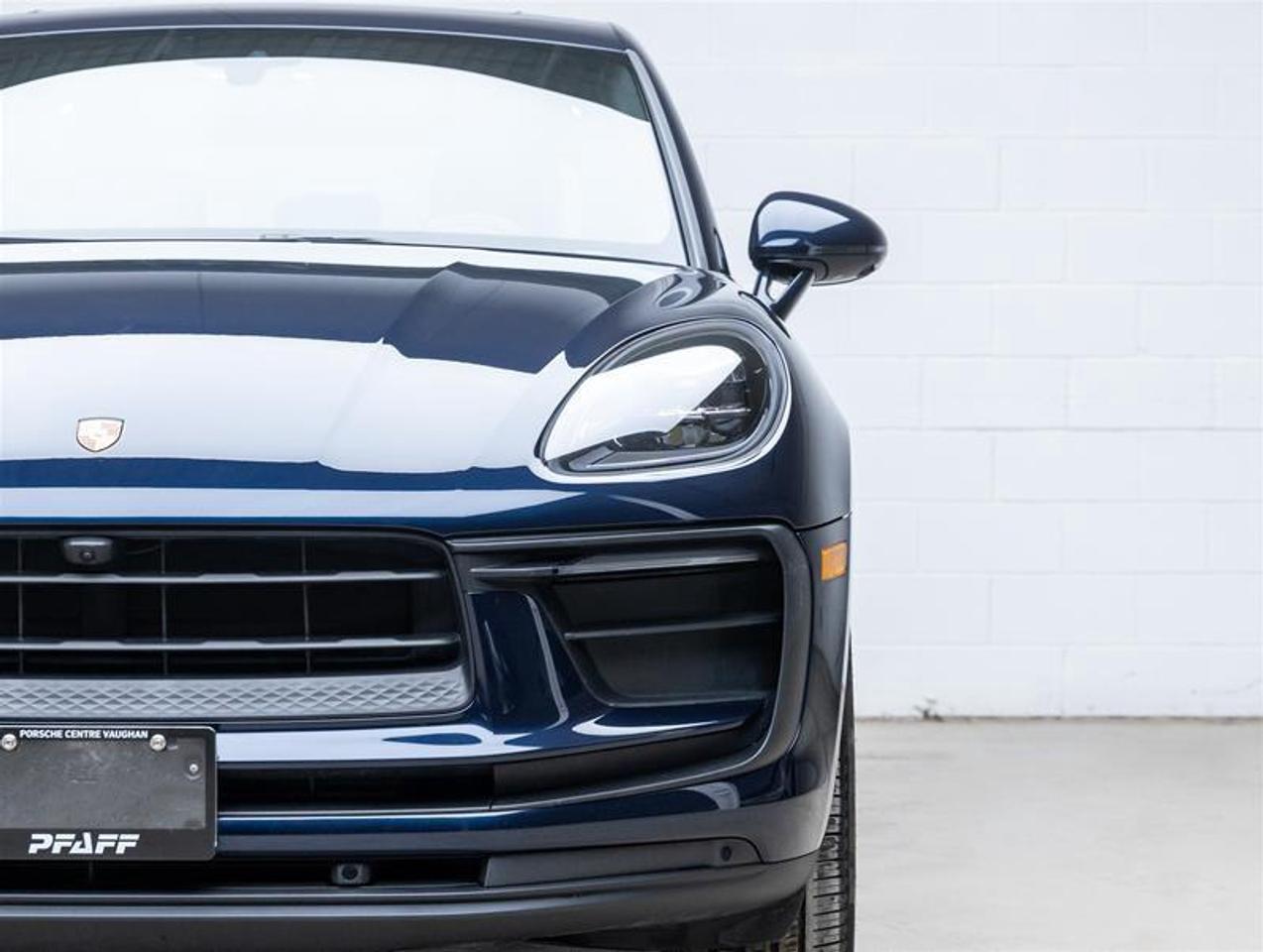 2023 Porsche Macan  Photo3